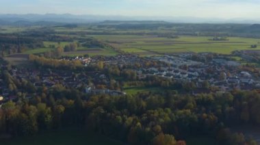 Sonbaharda güneşli bir öğleden sonra Almanya 'da Leutkirch im Allgaeu kentinin hava manzarası. 