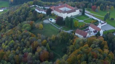 Sarayın havadan görünüşü, şato Schloss Zeil im Allgaeu, Almanya 'da sonbaharda öğleden sonra. 