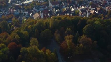 Sonbaharda güneşli bir öğleden sonra Almanya 'da Leutkirch im Allgaeu kentinin hava manzarası. 