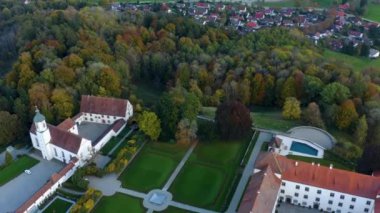 Sarayın havadan görünüşü, şato Schloss Zeil im Allgaeu, Almanya 'da sonbaharda öğleden sonra. 