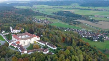 Sarayın havadan görünüşü, şato Schloss Zeil im Allgaeu, Almanya 'da sonbaharda öğleden sonra. 
