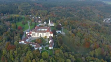Sarayın havadan görünüşü, şato Schloss Zeil im Allgaeu, Almanya 'da sonbaharda öğleden sonra. 
