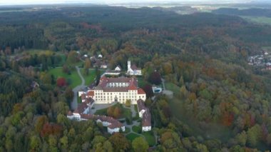 Sarayın havadan görünüşü, şato Schloss Zeil im Allgaeu, Almanya 'da sonbaharda öğleden sonra. 