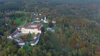 Sarayın havadan görünüşü, şato Schloss Zeil im Allgaeu, Almanya 'da sonbaharda öğleden sonra. 