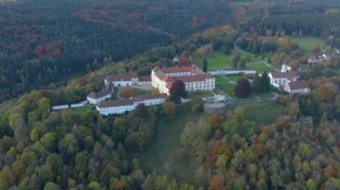 Sarayın havadan görünüşü, şato Schloss Zeil im Allgaeu, Almanya 'da sonbaharda öğleden sonra. 