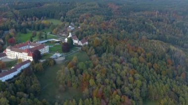 Sarayın havadan görünüşü, şato Schloss Zeil im Allgaeu, Almanya 'da sonbaharda öğleden sonra. 