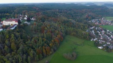 Sarayın havadan görünüşü, şato Schloss Zeil im Allgaeu, Almanya 'da sonbaharda öğleden sonra. 