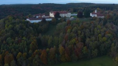 Sarayın havadan görünüşü, şato Schloss Zeil im Allgaeu, Almanya 'da sonbaharda öğleden sonra. 