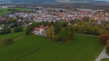 Sonbaharda öğleden sonra Almanya 'daki Bad Wurzach kentinin hava manzarası. 