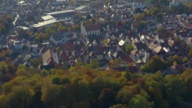 Sonbaharda güneşli bir öğleden sonra Almanya 'da Leutkirch im Allgaeu kentinin hava manzarası. 