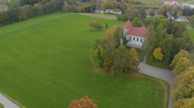Sonbaharda öğleden sonra Almanya 'daki Bad Wurzach kentinin hava manzarası. 