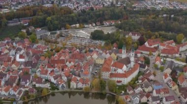 Sonbaharda güneşli bir öğleden sonra Almanya 'da Bad Waldsee' nin hava manzarası. 