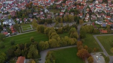 Sonbaharda öğleden sonra Almanya 'daki Bad Wurzach kentinin hava manzarası. 