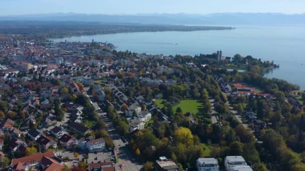 Luchtfoto Van Stad Friedrichshafen Naast Het Bodenmeer Duitsland Een Zonnige — Stockvideo