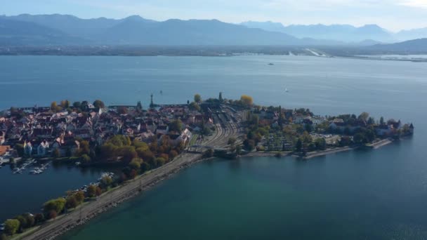 湖コンスタンス上の都市と島リンダウの空中ビュー 秋の晴れた日に — ストック動画
