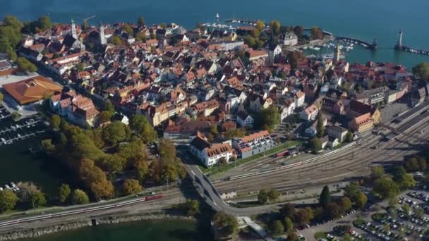 湖コンスタンス上の都市と島リンダウの空中ビュー 秋の晴れた日に — ストック動画