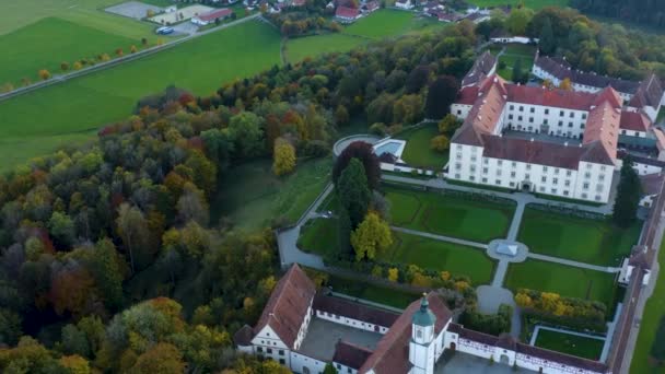 秋天的傍晚 德国的城堡Schloss Zeil Allgaeu从空中俯瞰宫殿 — 图库视频影像