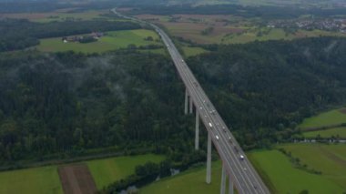 Almanya 'daki otoban köprüsünün hava manzarası bulutlu ve sisli bir sonbahar sabahında. 