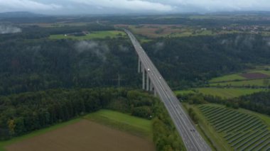 Almanya 'daki otoban köprüsünün hava manzarası bulutlu ve sisli bir sonbahar sabahında. 