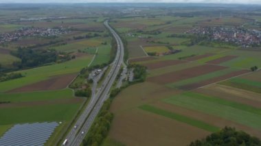 Almanya 'daki otoban köprüsünün hava manzarası bulutlu ve sisli bir sonbahar sabahında. 