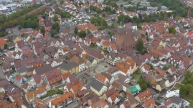 Almanya 'da Weil der Stadt şehrinin hava görüntüsü bulutlu bir sonbahar sabahında. 
