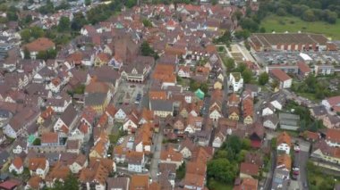 Almanya 'da Weil der Stadt şehrinin hava görüntüsü bulutlu bir sonbahar sabahında. 