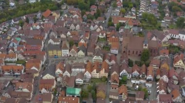 Almanya 'da Weil der Stadt şehrinin hava görüntüsü bulutlu bir sonbahar sabahında. 