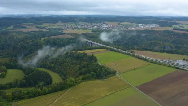 Flygfoto Över Motorvägen Autobahn Bron Tyskland Molnig Och Dimmig Morgon — Stockvideo