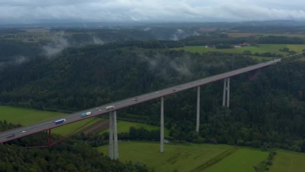 Widok Powietrza Autostrady Autobahn Most Niemczech Pochmurny Mglisty Poranek Jesienią — Wideo stockowe