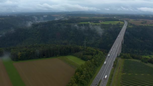 Widok Powietrza Autostrady Autobahn Most Niemczech Pochmurny Mglisty Poranek Jesienią — Wideo stockowe