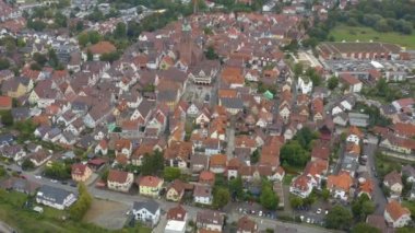 Almanya 'da Weil der Stadt şehrinin hava görüntüsü bulutlu bir sonbahar sabahında. 