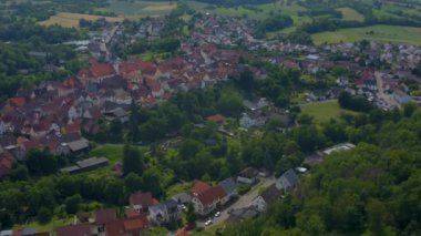 Almanya 'daki eski Gochsheim şehrinin havası. Yazın güneşli bir günde
