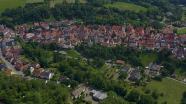 Almanya 'daki eski Gochsheim şehrinin havası. Yazın güneşli bir günde