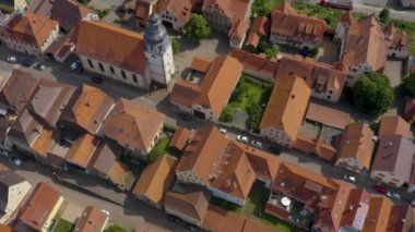 Almanya 'daki eski Gochsheim şehrinin havası. Yazın güneşli bir günde