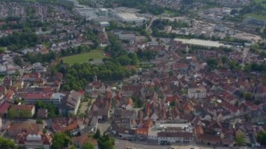 Güneşli bir baharda Almanya 'da kırılan şehrin havası.