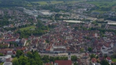 Güneşli bir baharda Almanya 'da kırılan şehrin havası.