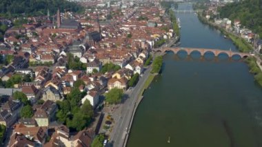 Heidelberg 'in Almanya' nın tarihi bölgesi ve kalesinin havadan görünüşü. Güneşli bir bahar sabahında