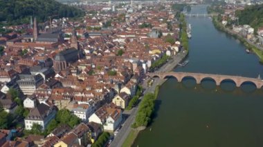 Heidelberg 'in Almanya' nın tarihi bölgesi ve kalesinin havadan görünüşü. Güneşli bir bahar sabahında
