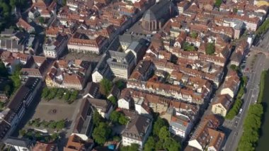 Heidelberg 'in Almanya' nın tarihi bölgesi ve kalesinin havadan görünüşü. Güneşli bir bahar sabahında
