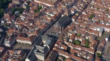 Heidelberg 'in Almanya' nın tarihi bölgesi ve kalesinin havadan görünüşü. Güneşli bir bahar sabahında