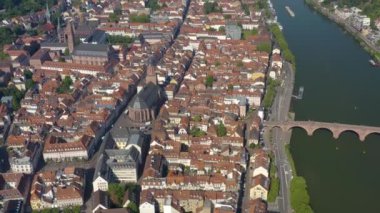 Heidelberg 'in Almanya' nın tarihi bölgesi ve kalesinin havadan görünüşü. Güneşli bir bahar sabahında