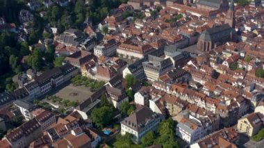Heidelberg 'in Almanya' nın tarihi bölgesi ve kalesinin havadan görünüşü. Güneşli bir bahar sabahında