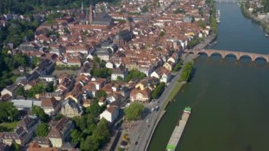 Heidelberg 'in Almanya' nın tarihi bölgesi ve kalesinin havadan görünüşü. Güneşli bir bahar sabahında