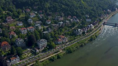 Heidelberg 'in Almanya' nın tarihi bölgesi ve kalesinin havadan görünüşü. Güneşli bir bahar sabahında