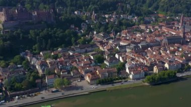 Heidelberg 'in Almanya' nın tarihi bölgesi ve kalesinin havadan görünüşü. Güneşli bir bahar sabahında