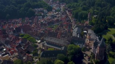 Weinheim 'ın Almanya' nın tarihi bölgesinin havadan görünüşü. Güneşli bir yaz sabahında.