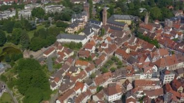 Weinheim 'ın Almanya' nın tarihi bölgesinin havadan görünüşü. Güneşli bir yaz sabahında.