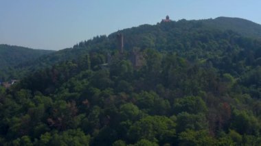 Weinheim 'ın Almanya' nın tarihi bölgesinin havadan görünüşü. Güneşli bir yaz sabahında.