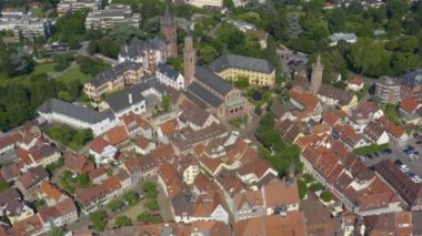 Weinheim 'ın Almanya' nın tarihi bölgesinin havadan görünüşü. Güneşli bir yaz sabahında.