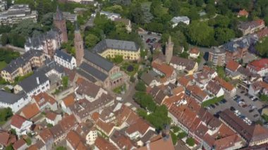 Weinheim 'ın Almanya' nın tarihi bölgesinin havadan görünüşü. Güneşli bir yaz sabahında.